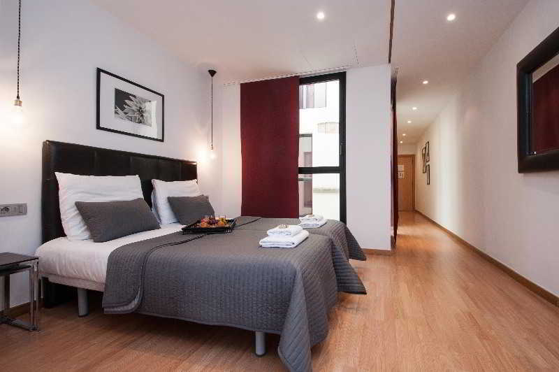 Short Stay Group Liceu Serviced Apartments Барселона Екстериор снимка